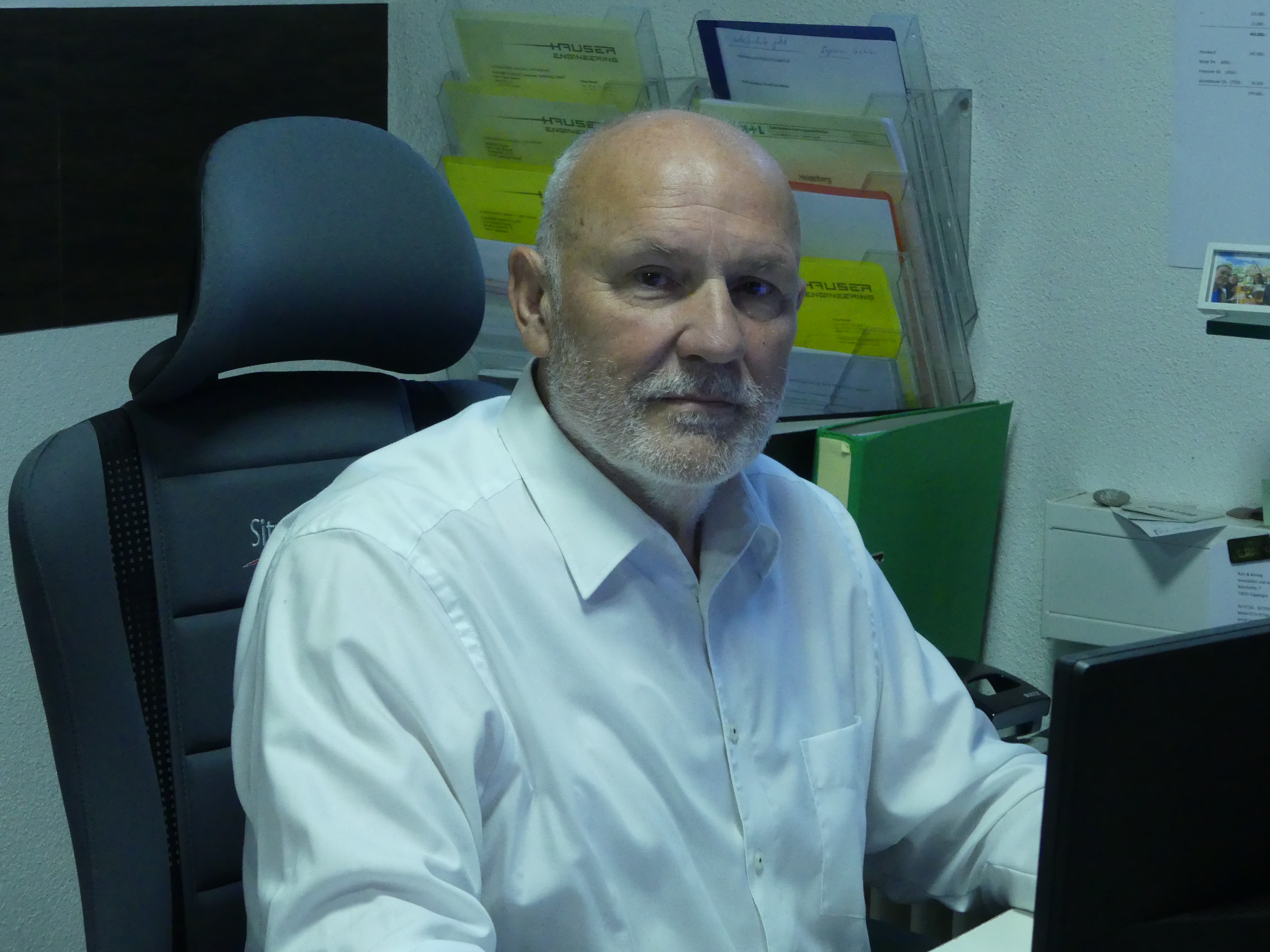 Claus Hauser an seinem Schreibtisch im Büro von HAUSER ENGINEERING